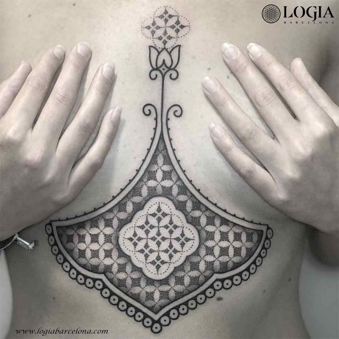 tatuaje-pecho-mandala-ornamento-logia-barcelona-spindola     